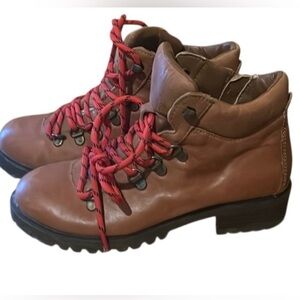 Steve Madden Lora Mountaineering Combat Boots in Cognac Brown with Red Laces 6.5